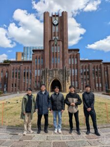 木崎講師・学生らと安田講堂前で集合写真